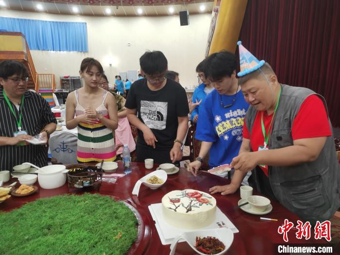 圖為內(nèi)蒙古臺(tái)辦為臺(tái)胞過生日。　李愛平 攝