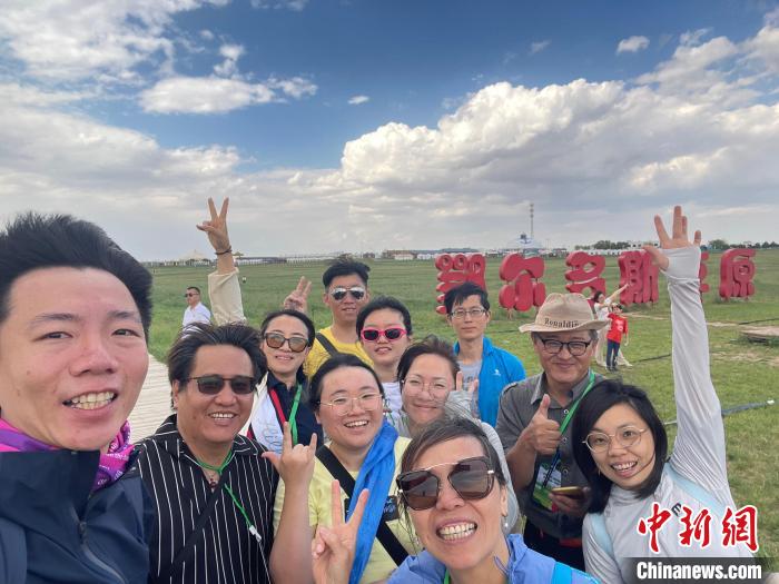 圖為臺(tái)胞在鄂爾多斯草原合影。　葉冠賢 攝