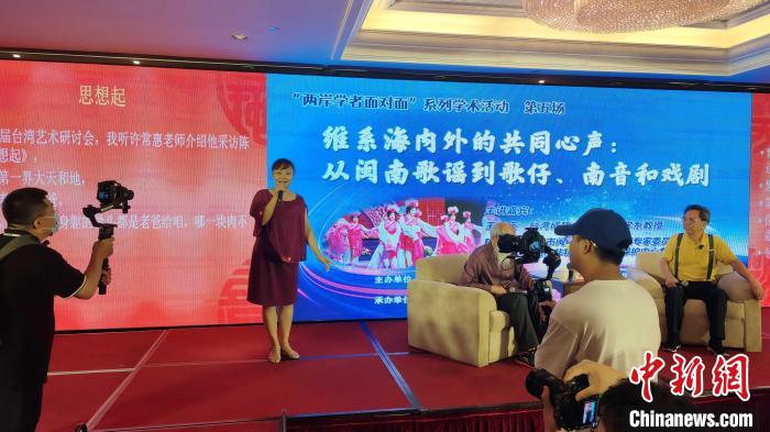 歌仔說唱非遺傳承人張?jiān)缕寂楷F(xiàn)場演唱?！罘?攝