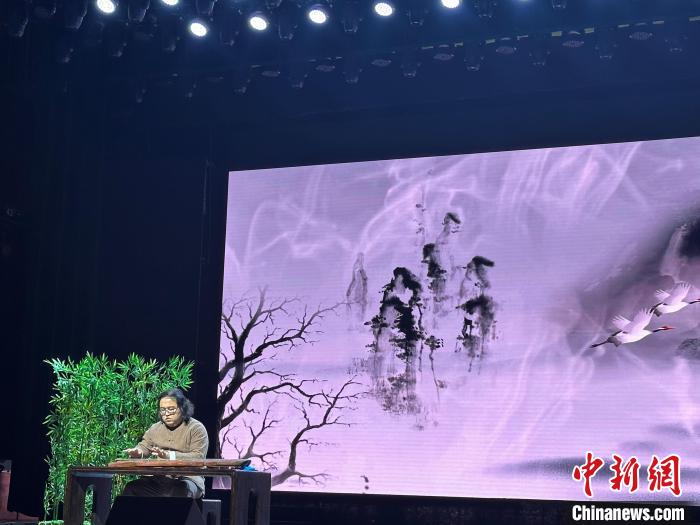 閩派古琴名家陳志強演奏一曲《流水》?！堺惥?攝