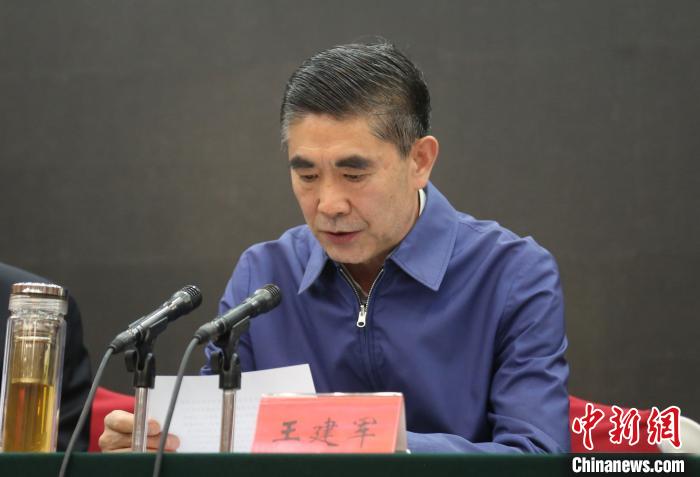 圖為青海省委書記王建軍出席會(huì)議并作講話?！?zhí)砀?攝