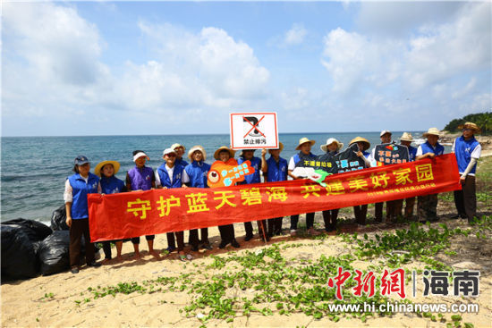 環(huán)保志愿者呼吁停止隨地扔垃圾、破壞環(huán)境等不文明行為。