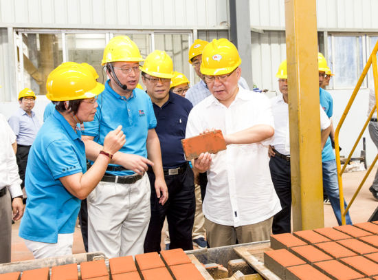 2019年6月21日下午，省長沈曉明在三亞建筑廢棄物綜合利用廠，查看用建筑廢棄物綜合處理后制成的再生水泥磚。海南日報(bào)記者 宋國強(qiáng) 攝