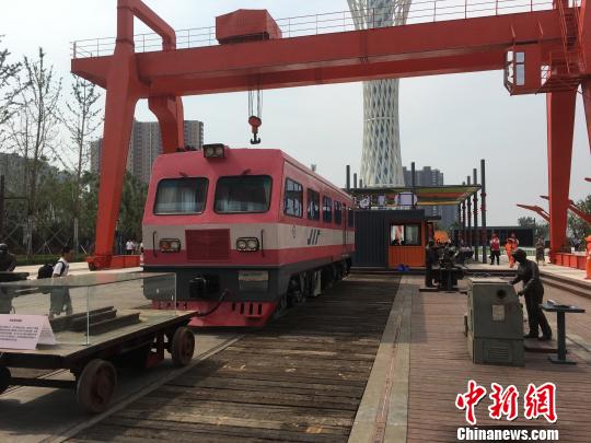 公園內(nèi)的火車車廂與貨場龍門吊等工業(yè)遺跡?！「呒t超 攝
