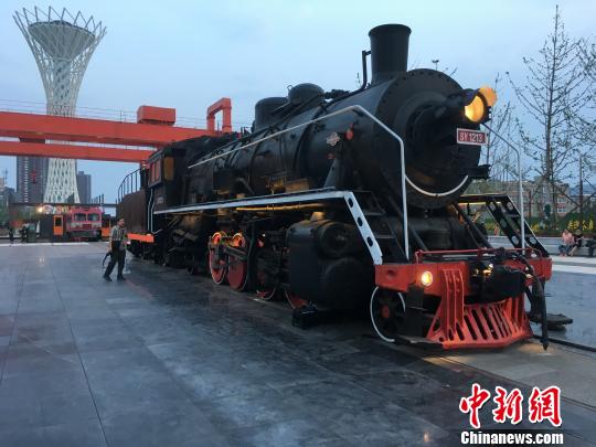 公園內(nèi)保留布置了蒸汽時代火車頭?！「呒t超 攝