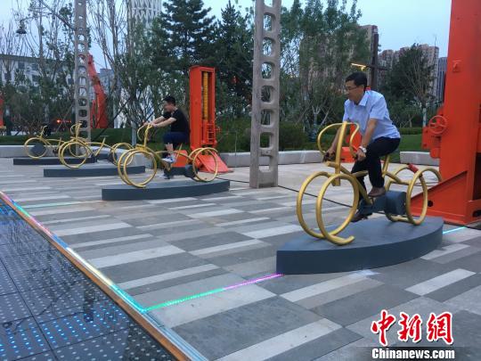 市民使用公園內(nèi)的健身設(shè)施?！「呒t超 攝