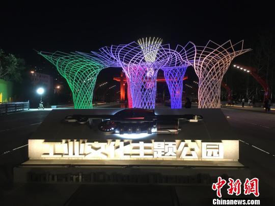 夜晚，奧運(yùn)“五色樹”的燈光?！「呒t超 攝