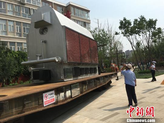公園內(nèi)陳列著臥式蒸汽鍋爐等工業(yè)產(chǎn)品?！「呒t超 攝
