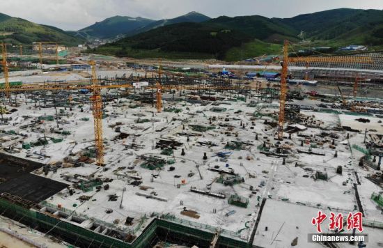 6月28日，航拍鏡頭下的河北張家口冬奧會太子城冰雪小鎮(zhèn)項目。太子城冰雪小鎮(zhèn)項目位于2022年冬奧會張家口賽區(qū)核心區(qū)，連接張家口賽區(qū)云頂和古楊樹兩個競賽場館群，建成后將承擔(dān)賽時核心區(qū)配套保障功能，提供冬奧頒獎、貴賓接待、交通換乘、休閑娛樂等服務(wù)，賽后將成為一座國際化四季度假小鎮(zhèn)。 中新社記者 楊艷敏 攝