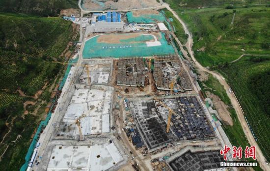 6月28日，航拍鏡頭下的河北張家口冬奧會太子城冰雪小鎮(zhèn)項目。太子城冰雪小鎮(zhèn)項目位于2022年冬奧會張家口賽區(qū)核心區(qū)，連接張家口賽區(qū)云頂和古楊樹兩個競賽場館群，建成后將承擔(dān)賽時核心區(qū)配套保障功能，提供冬奧頒獎、貴賓接待、交通換乘、休閑娛樂等服務(wù)，賽后將成為一座國際化四季度假小鎮(zhèn)。 中新社記者 楊艷敏 攝