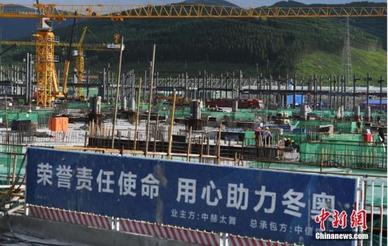 6月28日，河北張家口冬奧會太子城冰雪小鎮(zhèn)項目現(xiàn)場。太子城冰雪小鎮(zhèn)項目位于2022年冬奧會張家口賽區(qū)核心區(qū)，連接張家口賽區(qū)云頂和古楊樹兩個競賽場館群，建成后將承擔(dān)賽時核心區(qū)配套保障功能，提供冬奧頒獎、貴賓接待、交通換乘、休閑娛樂等服務(wù)，賽后將成為一座國際化四季度假小鎮(zhèn)。 中新社記者 楊艷敏 攝
