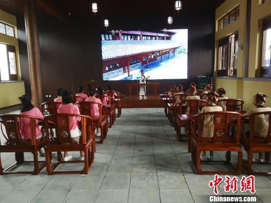 學(xué)生們在大原書院誦讀國學(xué)經(jīng)典?！⊥貔i 攝