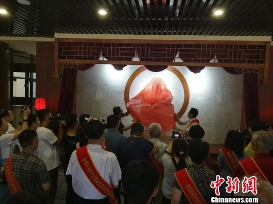為董子石像揭幕?！⊥貔i 攝