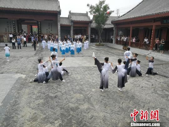 誦讀國學(xué)經(jīng)典展演?！⊥貔i 攝