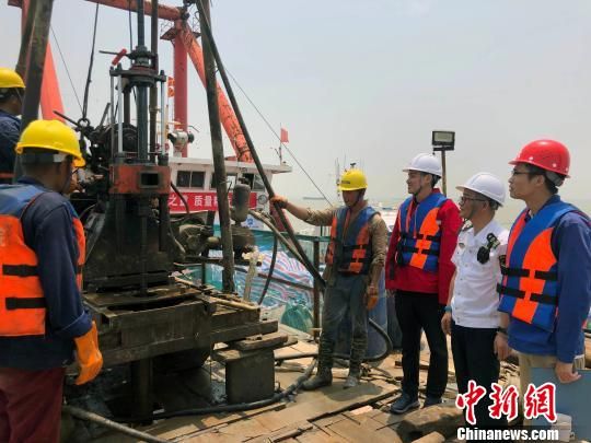 圖為勘察設(shè)計人員與常熟海事局執(zhí)法船在現(xiàn)場配合鉆探施工?！∥赫?攝