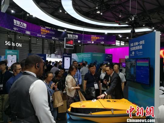 圖為現(xiàn)場人員講解5G“天地一體化”生態(tài)檢測系統(tǒng)?！∪伟厮?攝