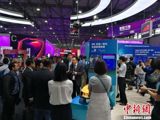 雄安新區(qū)展臺吸引不少眾多觀眾駐足關注?！∪伟厮?攝