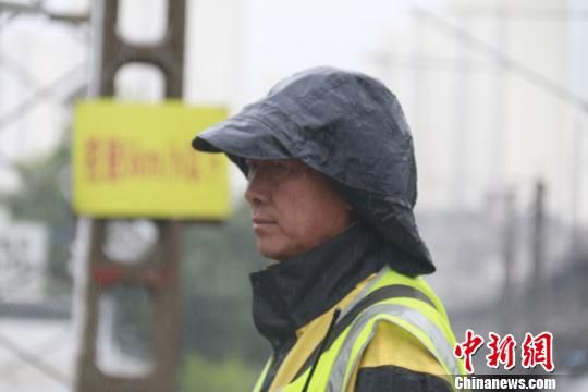 蘭州西工務(wù)段蘭州線路車(chē)間防護(hù)員雨中巡查。　王光輝 攝