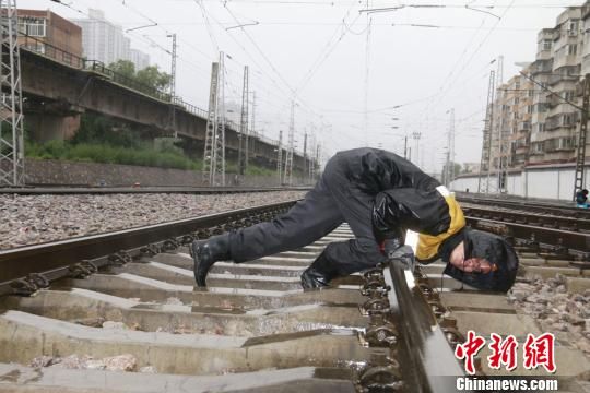 蘭州西工務(wù)段蘭州線路車(chē)間職工檢查線路幾何尺寸?！⊥豕廨x 攝