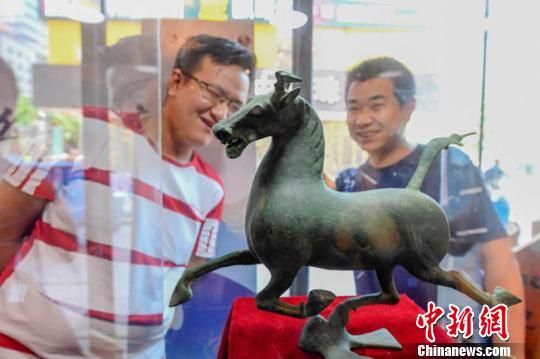 甘肅省博物館將榮登《國(guó)家寶藏》的文物銅奔馬和人頭形器口彩陶瓶搬到了絲路如意餐廳，讓顧客在餐廳內(nèi)就能近距離的和文物面對(duì)面。　鐘欣 攝