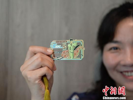 絲路主題餐廳內(nèi)推出的文創(chuàng)產(chǎn)品。　鐘欣 攝