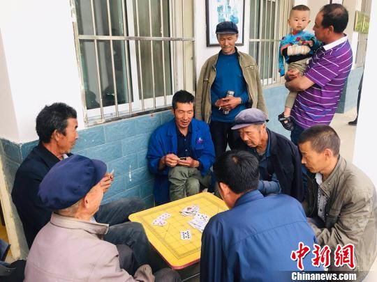 圖為老年人“興趣驛站”中的棋牌組?！“瑧c龍 攝