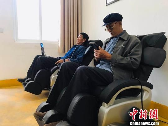 袁家壩村老年人使用按摩椅?！“瑧c龍 攝