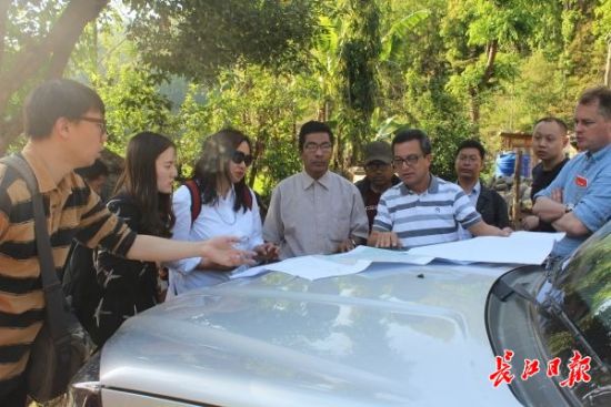 在尼泊爾，武漢市土地利用和城市空間規(guī)劃研究中心設(shè)計(jì)團(tuán)隊(duì)現(xiàn)場(chǎng)踏勘。(武漢市土地利用和城市空間規(guī)劃研究中心 供圖)
