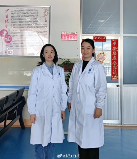 “有醫(yī)生嗎？有人暈倒了！”武漢協(xié)和醫(yī)院援藏醫(yī)療隊員聽到呼救就沖了上去