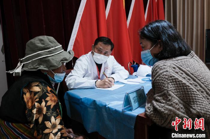北京大學(xué)第一醫(yī)院教授、主任醫(yī)師霍勇在義診現(xiàn)場(chǎng)接診。　江飛波 攝