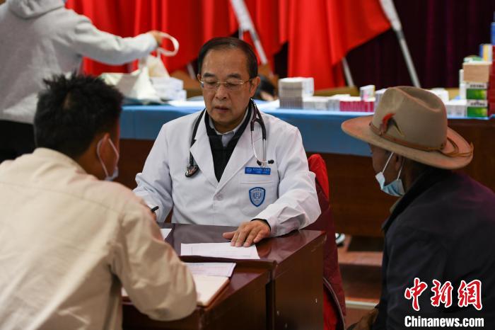 北京大學(xué)人民醫(yī)院心臟中心副主任、博士生導(dǎo)師王偉民為農(nóng)牧民問(wèn)診?！〗w波 攝