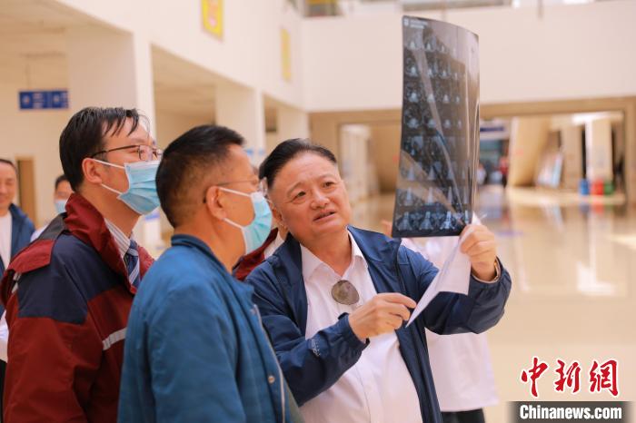 上海專家們采用“一對一”指導(dǎo)等方式，帶動日喀則市人民醫(yī)院科室、醫(yī)生業(yè)務(wù)水平的提升?！∩虾＝淮筢t(yī)學(xué)院供圖