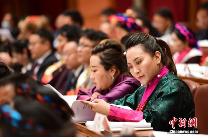 1月5日，次旦卓嘎(右一)在拉薩參加西藏自治區(qū)第十一屆人民代表大會第五次會議第二次全體會議。西藏自治區(qū)人大代表次旦卓嘎來自日喀則市定日縣，定日縣被稱為“洛諧故鄉(xiāng)”，作為西藏民間歌舞，洛諧已被列入中國國家非物質(zhì)文化遺產(chǎn)項目名錄，這是集歌、舞、樂、彈唱于一體的綜合藝術(shù)形式。參加完西藏2022年新年音樂會的次旦卓嘎告訴記者，每年參加的基層演出可達80場，“我希望用最純粹的方式，把最好的聲音帶到西藏乃至中國的各個角落?！?<a target='_blank' href='/'><p  align=