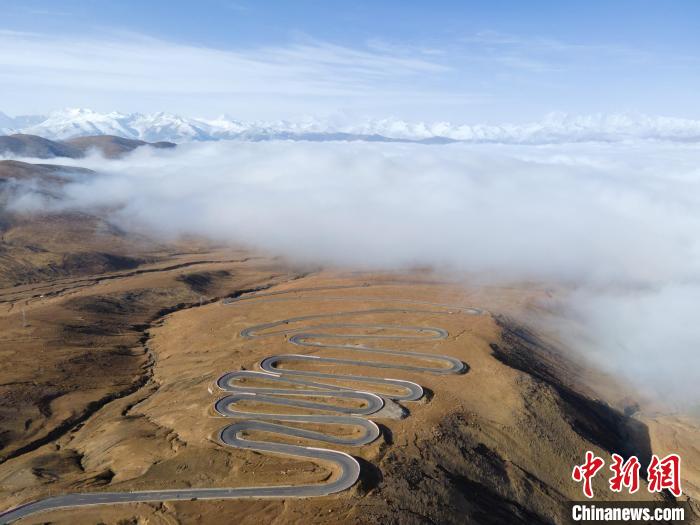 圖為西藏定日縣，前往珠穆朗瑪峰大本營蜿蜒的公路與云海。　江飛波 攝