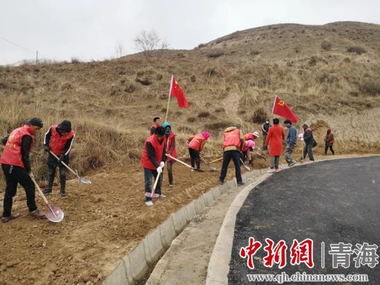 圖為尖扎干部職工生態(tài)建設和環(huán)境保護現場。尖宣 供圖