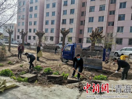 圖為尖扎干部職工生態(tài)建設和環(huán)境保護現場。尖宣 供圖