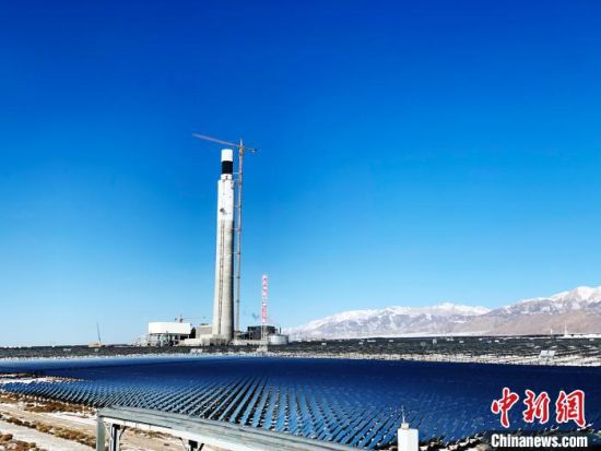 圖為地處柴達木盆地的光伏電站?！O睿　攝