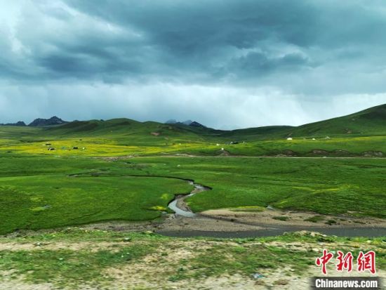 自2005年啟動(dòng)三江源生態(tài)保護(hù)和建設(shè)工程以來(lái)，果洛州共治理黑土灘315.11萬(wàn)畝，使果洛州生態(tài)環(huán)境15年來(lái)得到明顯好轉(zhuǎn)?！O睿 攝