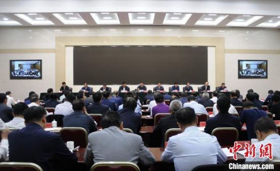  圖為青海省生態(tài)環(huán)境保護(hù)警示教育大會現(xiàn)場?！?zhí)砀！z 　　
