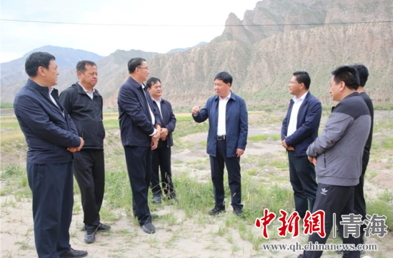 圖為黃南州有關(guān)領(lǐng)導(dǎo)現(xiàn)場踏勘、督導(dǎo)生態(tài)環(huán)保責(zé)任落實(shí)情況現(xiàn)場。黃宣攝