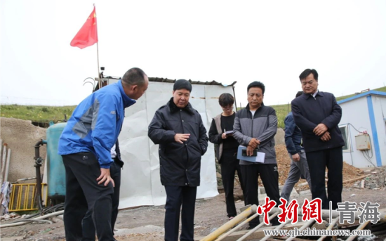 圖為黃南州有關(guān)領(lǐng)導(dǎo)現(xiàn)場(chǎng)踏勘、督導(dǎo)生態(tài)環(huán)保責(zé)任落實(shí)情況現(xiàn)場(chǎng)。黃宣攝