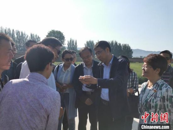 圖為杜德志在基層調(diào)研。受訪者供圖