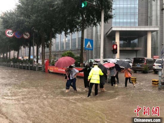 8月28日，青海省東部出現(xiàn)強(qiáng)降水天氣過(guò)程，其中西寧地區(qū)出現(xiàn)入汛以來(lái)雨量最大、強(qiáng)度最大的強(qiáng)降水過(guò)程。西寧交警供圖