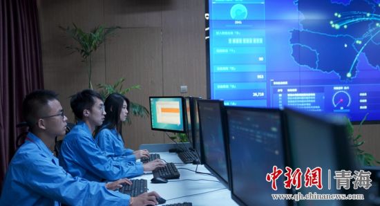 圖為國(guó)網(wǎng)青海電力大數(shù)據(jù)中心工作人員正在監(jiān)控綠電相關(guān)數(shù)據(jù)。王國(guó)棟攝