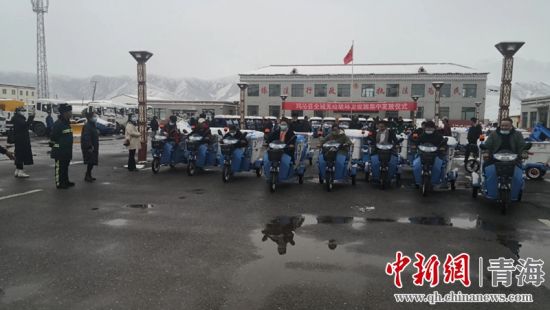 圖為環(huán)衛(wèi)設(shè)施集中發(fā)放儀式現(xiàn)場(chǎng)。甘恩超 攝