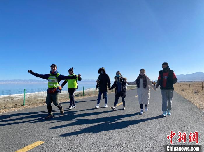 圖為徒步現(xiàn)場?！±罱瓕?攝