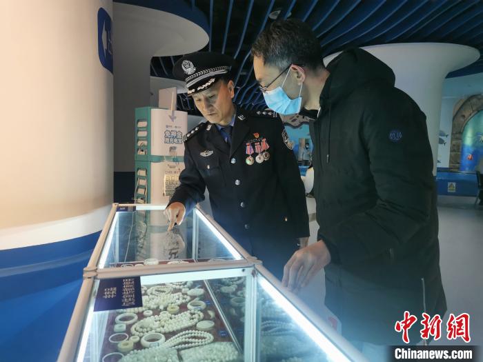 圖為森林警察為游客講解查獲這些象牙制品過程中發(fā)生的真實故事?！∥乃碱?攝