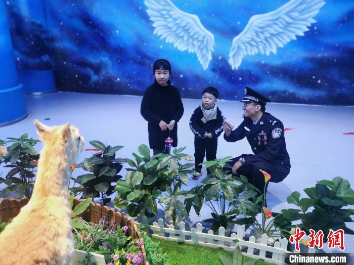 圖為森林警察為小朋友科普野生動物保護知識?！∥乃碱?攝