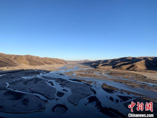 圖為三江源腹地，黃河流經(jīng)達(dá)日縣。（資料圖） 孫睿 攝 　　