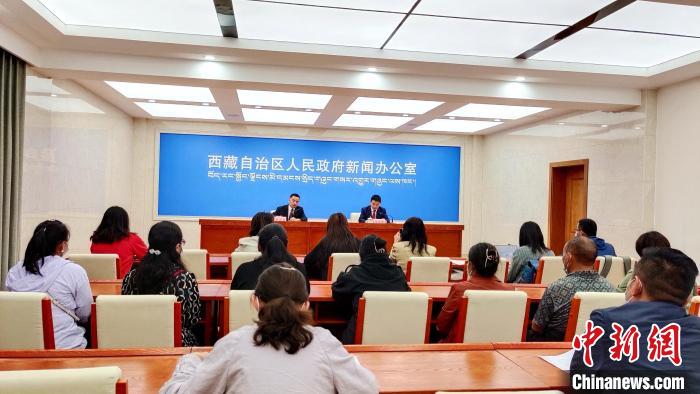 圖為西藏阿里地區(qū)在拉薩召開新聞發(fā)布會，發(fā)布西藏和平解放70年來阿里地區(qū)經(jīng)濟(jì)社會發(fā)展成就。　貢桑拉姆 攝